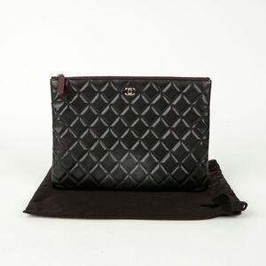 Classic Caviar New Medium Clutch